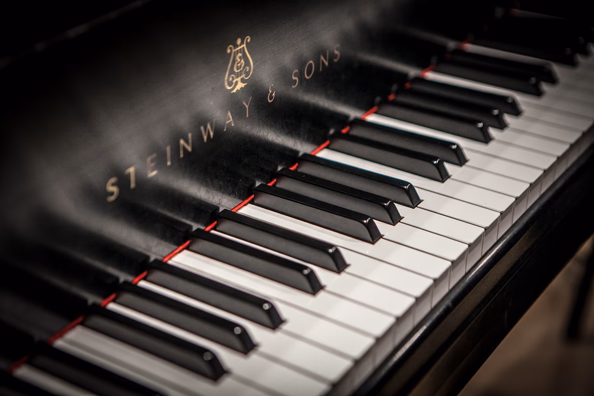 Steinway & Sons -flyygelin koskettimet lähikuvassa